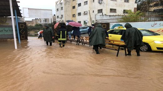 طواقم الإنقاذ تُخلي مدرسة في طولكرم غمرتها مياه الأمطار