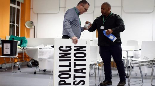 فتح مكاتب الاقتراع في الانتخابات التشريعية المبكرة في بريطانيا
