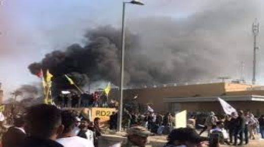 متظاهرون يقتحمون مقر السفارة الأميركية في بغداد