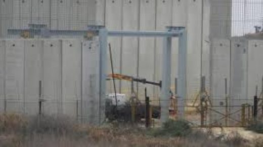 إسرائيل تضع بوابة حديدية على الجدار الاسمنتي عند الحدود اللبنانية الجنوبية