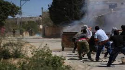 إصابة العشرات بالاختناق جراء اعتداء الاحتلال على مسيرة كفر قدوم الأسبوعية