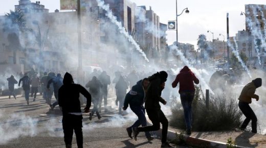 اعتقال شاب واصابة عشرات الطالبات بالاختناق في بلدة عناتا شرق القدس