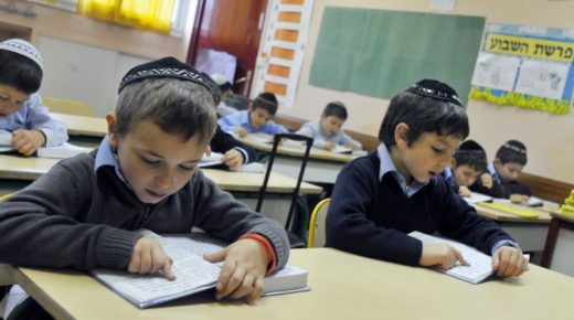 في إجراء عنصري جديد: “التعليم الإسرائيلية” تتجاهل اللغة العربية