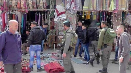 الاحتلال يهدد بإغلاق محلات تجارية بقوة السلاح قرب الحرم الإبراهيمي في الخليل