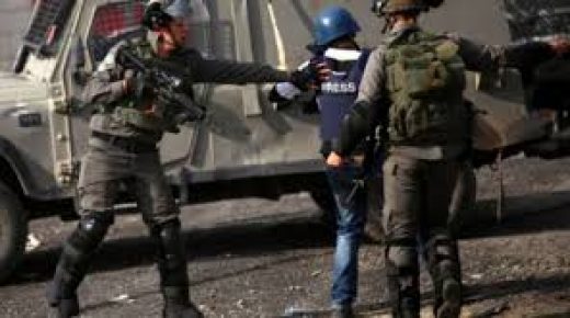 الخليل: الإحتلال يحتجز مراسل تلفزيون فلسطين ومواطنين آخرين