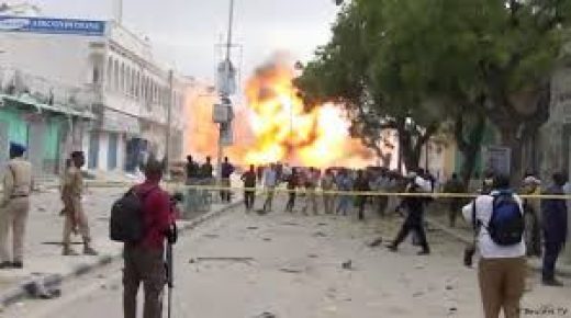مقتل أكثر من 20 شخصا وإصابة العشرات جراء انفجار قنبلة في مقديشو