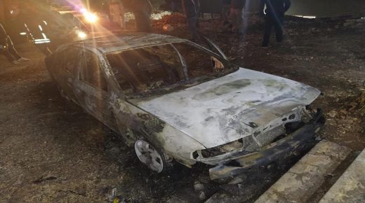 مستوطنون يحرقون مركبتين ويخطون شعارات عنصرية في فرعتا شرق قلقيلية