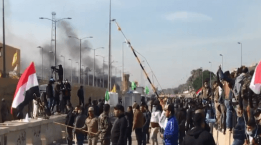 حريق ثان في إحدى بوابات السفارة الأمريكية في بغداد وإصابات في صفوف المحتجين