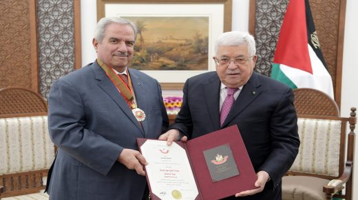 الرئيس يقلد السفير نبيل معروف نجمة الاستحقاق من وسام فلسطين