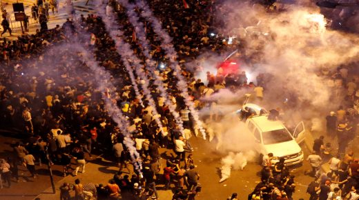 إصابة العشرات في اشتباكات ليلية بين المتظاهرين وعناصر من الأمن اللبناني