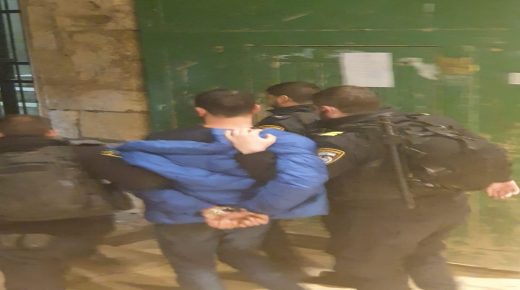 الاحتلال يعتدي على المصلين في “باب الرحمة” ويعتقل شابين