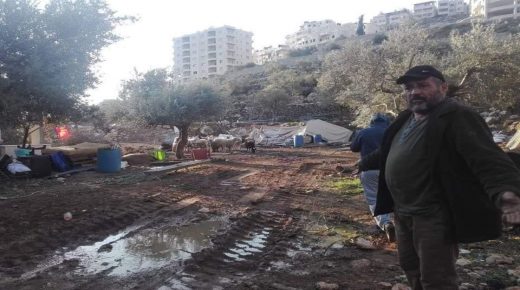 الاحتلال يهدم خيمة و”كرافانا” في بيت جالا ويجرف شارعين في الولجة