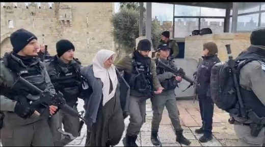 الاحتلال يعتقل سيدة بعد الاعتداء عليها بالقدس(فيديو)