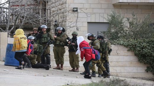 الاحتلال يعتقل ثلاثة طلاب خلال قمع مسيرة سلمية منددة بـ”صفقة القرن” شمال الخليل