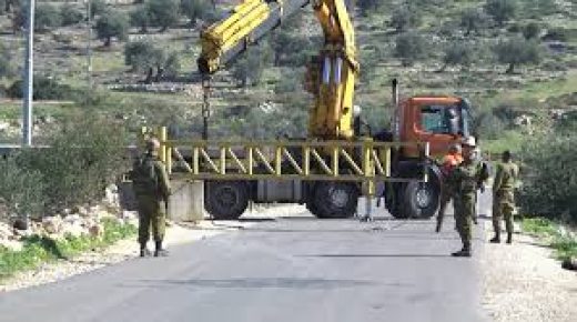 الاحتلال يضع مكعبات اسمنتية على حاجز عسكري غرب نابلس