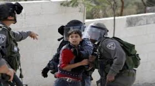 الاحتلال يعتقل طفلين من بيت أمر