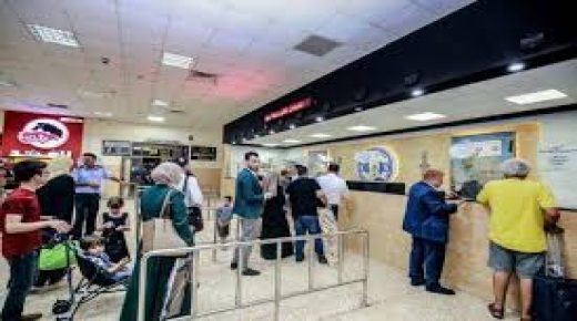سلطات الاحتلال تمنع 9 مواطنين من السفر عبر معبر الكرامة