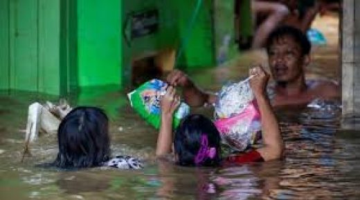 حصيلة جديدة: 53 قتيلا جراء الفيضانات في اندونيسيا