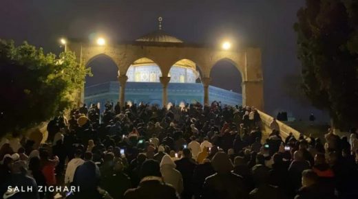 الاحتلال يهاجم مصلي الفجر بالمسجد الأقصى ويصيب 10 مواطنين ويعتقل ثلاثة