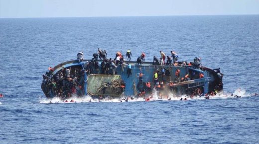 مصرع 12 مهاجرا إثر غرق مركبهم قبالة السواحل اليونانية