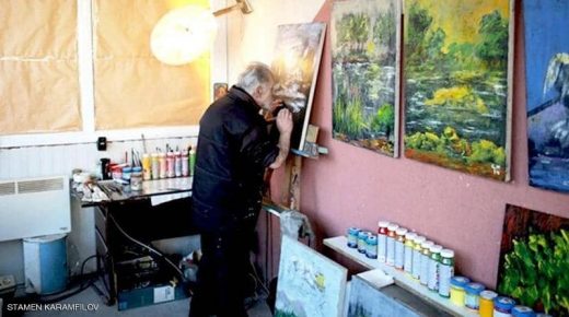 فنان كفيف يتحدى الإعاقة.. ولوحاته تتحدث عن إبداعه