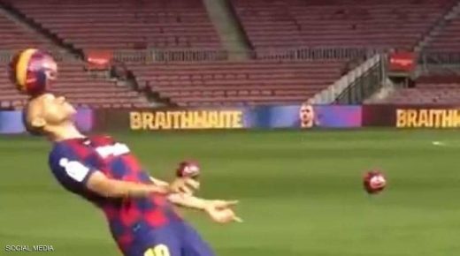 ماذا يفعل؟.. سخرية من مهاجم برشلونة الجديد بعد “فيديو الفشل”