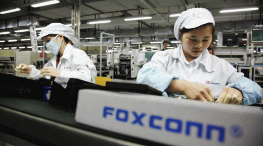 ”فوكسكون“ المصنعة لهواتف آيفون تستأنف الإنتاج في مصنع شينزن