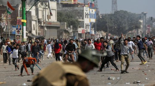 مقتل 5 أشخاص وإصابة 90 باشتباكات عنيفة بين الشرطة ومتظاهرين في نيودلهي
