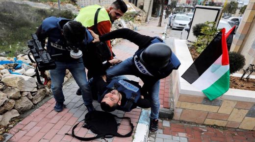 الخليل: إصابة صحفي والعشرات بالاختناق خلال مواجهات عقب مسيرات منددة بـ”صفقة القرن”