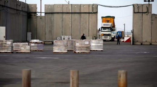 ضبط محاولة تهريب شاحنتي فراولة وبرتقال اسرائيلي محظور للسوق الفلسطيني