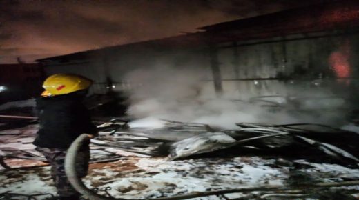 دفاع مدني طولكرم يخمد حريقاً بكراج لهياكل وقطع المركبات في بلدة شوفة