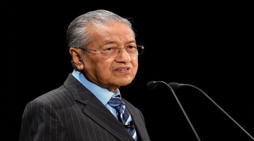 رئيس وزراء ماليزيا مهاتير محمد يقدم استقالته إلى الملك