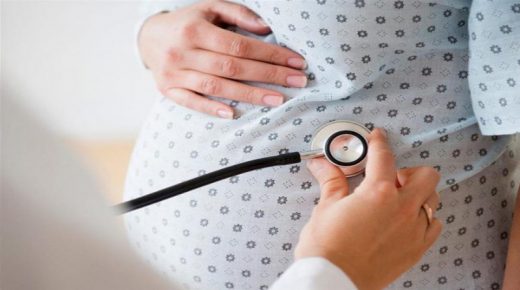 دراسة: وضع المكياج أثناء الحمل يهدد بإنجاب أطفال بدينة