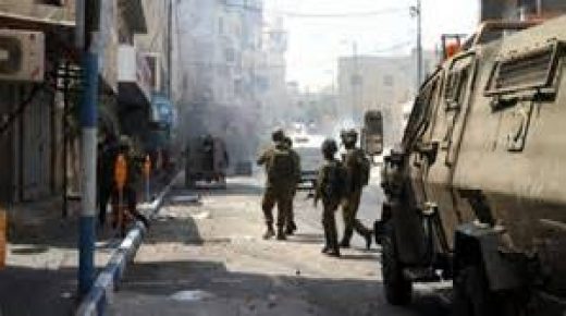 الخليل: إصابة العشرات بالاختناق ومستوطنون يعتدون على المواطنين قرب بيت عنون