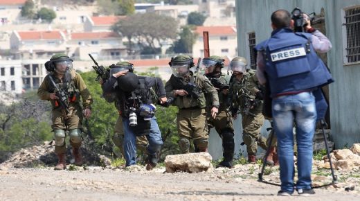 “الصحفيين” تدين اعتداء الاحتلال على طاقم تلفزيون فلسطين في دير نظام
