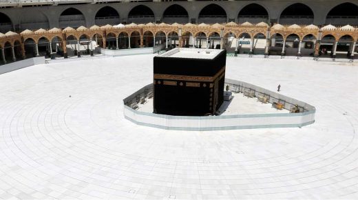 هيئة كبار العلماء في السعودية تقرر وقف صلاة الجماعة بالمساجد باستثناء الحرمين الشريفين