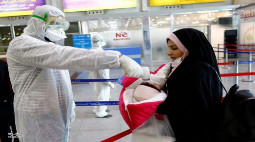 عمان تحظر التجمعات وتغلق محال الصرافة
