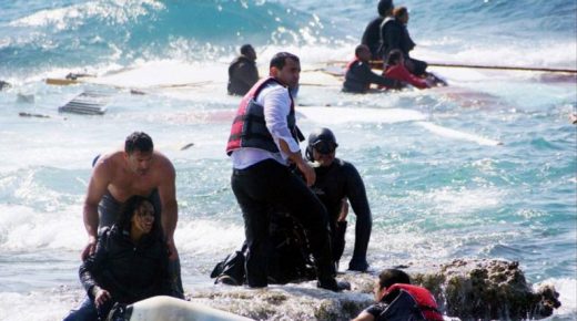 انتشال جثة طفل وإنقاذ 47 مهاجرا بعد انقلاب قاربهم قبالة جزيرة يونانية