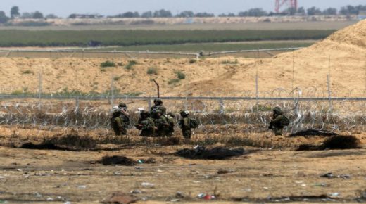 الاحتلال يعتقل فلسطينيين اثنين ويعيدهم الى غزة