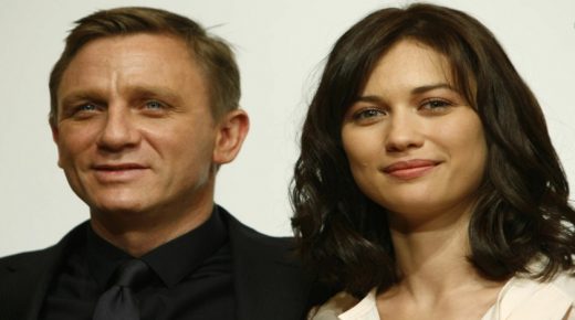 British actor Daniel Craig (L) and Ukrainian actress Olga Kurylenko pose during a photo session at the end of a news conference for the latest James Bond movie "Quantum of Solace" in Tokyo November 25, 2008. REUTERS/Toru Hanai (JAPAN)
