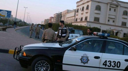 الكويت.. ضبط 3 وافدين يرشون مواد سائلة على السيارات