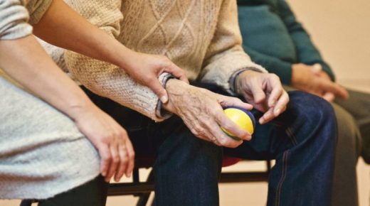 أعراض تنذر بمرض الشلل الارتعاشي.. تعرف عليها