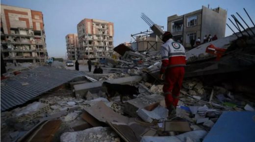 زلزال بقوة 5.4 يضرب مدينة ”رويدر“ الإيرانية ويتسبب بانهيار منازل