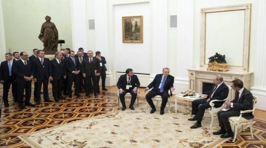 وزير الدفاع التركي: المحادثات مع روسيا بشأن سوريا ”إيجابية وبناءة“