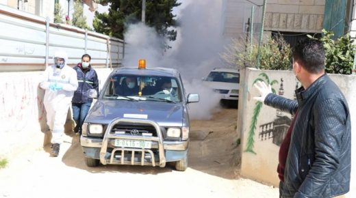 بلدية الخليل تُكثف من إجراءاتها الوقائية بعد الإعلان عن إصابات بـ”كورونا” في المدينة