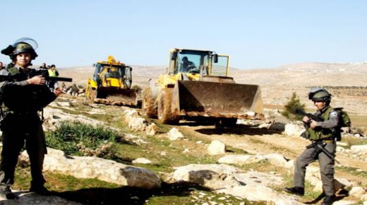 مستوطن يجرف أراض لمواطنين بين قلنديا ورافات شمال غرب القدس