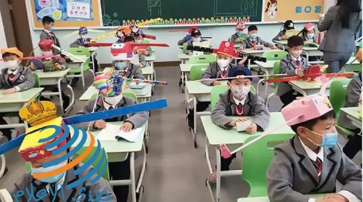 الصين.. قبعات خاصة لحماية أطفال المدارس من كورونا