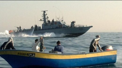 الاحتلال يستهدف ويلاحق الصيادين قبالة سواحل غزة
