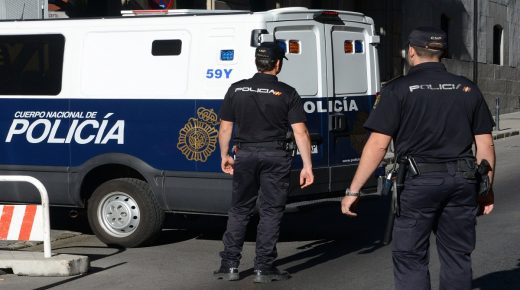 رئيس بلدية إسباني يقود سيارته مخمورا ويعض شرطي المرور