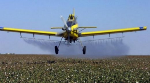طائرات الاحتلال ترش أراضي المزارعين شرق غزة بمبيدات سامة